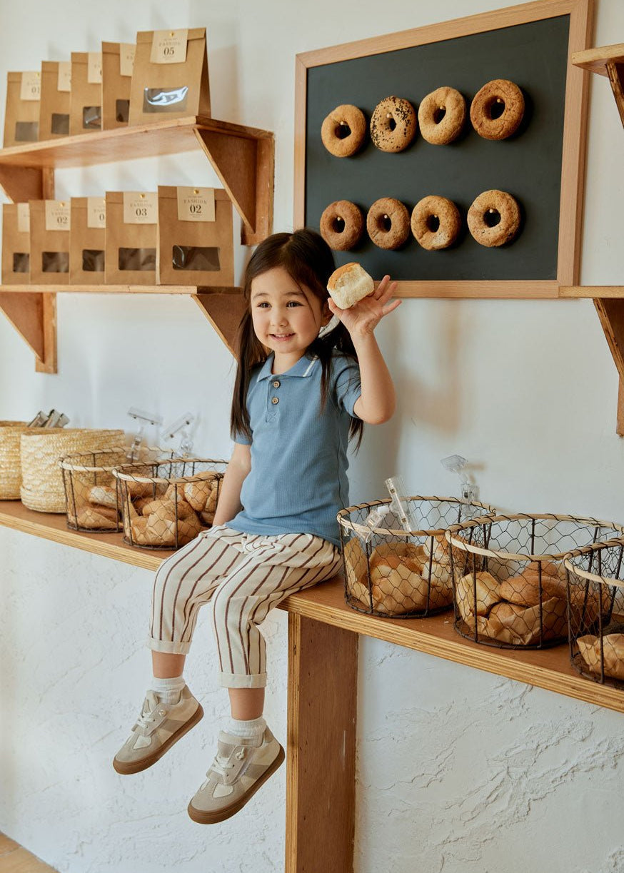 Little girl sitting on the table holding begal